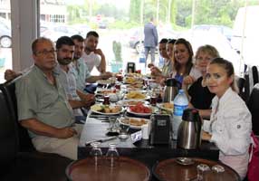 MİSAFİRLERİNİ MİDİLLİ'DE AĞIRLADI