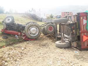 Saman yüklü traktör takla attı: 1 yaralı