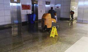 Havalimanında yolculara lağım suyu engeli