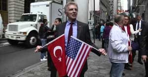 Türk bayrağını göndere çekti