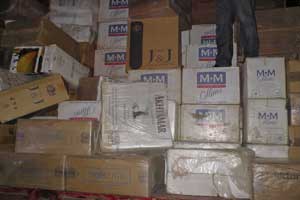 Ev eşyalarının arasından 258 bin paket kaçak sigara çıktı