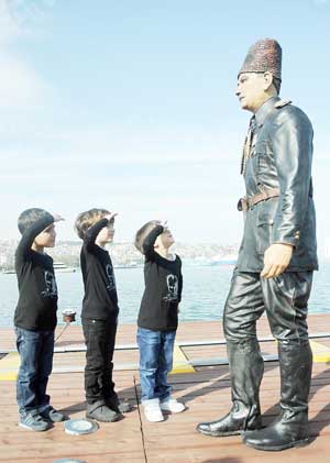 MİNİKLERDEN ATA'YA SAYGI