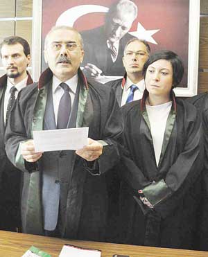 KADIN AVUKATTAN POLİSLERE 'HAKARET' SUÇLAMASI