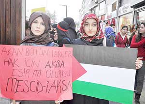 İMAM HATİPLİ ÖĞRENCİLER MESCİDİ AKSA İÇİN YÜRÜDÜ