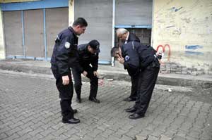 KALDIRIMDA OTURURKEN SİLAHLI SALDIRIYA UĞRADILAR