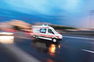 Ambulans şoförü yaşlı kadına çarptı