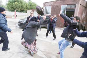 DİLENCİ GAZETECİLERE SALDIRDI