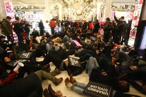 New York'ta eylemciler mağazaları işgal etti