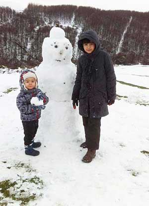 Okulları tatil olan çocukların kar keyfi