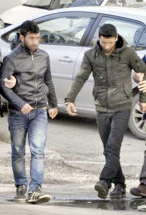 Polis eşi iki kişiyi yakalattı