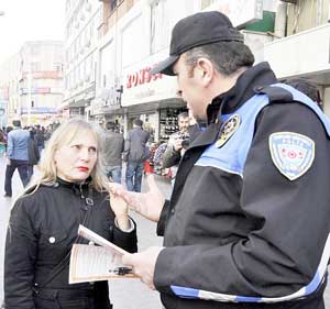 Sahte polis, savcı ve hakime broşürlü önlem