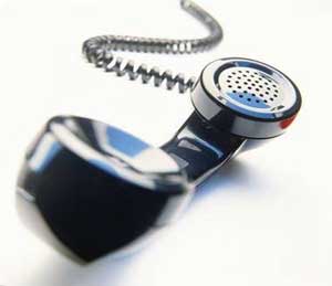 Telefonlu dolandırıcalara para ve altınlarını kaptırdı