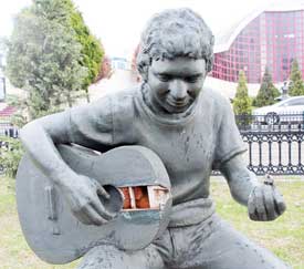Gitar çalan çocuk heykeline saldırı