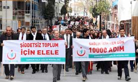Şiddete karşı beyaz atkılı yürüyüş