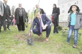 Başkan Tok, Çocuklarla birlikte fidan dikti.