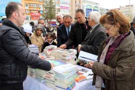 Ücretsiz dağıtılan kitaplar kapışıldı