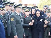 Dimdik ayaktayım aşkım