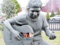 Gitar çalan çocuk heykeline saldırı