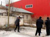 Karısını tabancayla vurdu