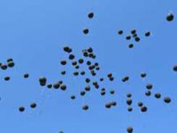 GÖKYÜZÜNE SİYAH BALON BIRAKTILAR