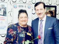Başkan Tok, Öğretmenlere gül dağıttı