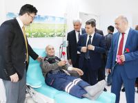 HASTALARA KARANFİL VE ÇİKOLATA