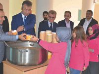 YENİ İMAM HATİP LİSESİ'NDE AŞURE DAĞITILDI