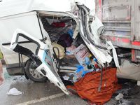 Samsun'da minibüs tıra çarptı: 1 ölü, 8 yaralı