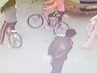 KAFASINA PARKE TAŞIYLA VURDU
