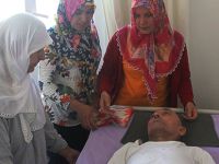 Felçli eşine 18 yıldır gözü gibi bakıyor
