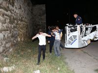 Kalenin surlarında mahsur kalan gençleri itfaiye kurtardı