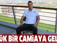 Büyük bir camiaya geldim
