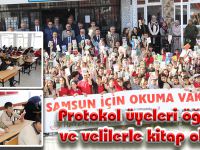 Protokol üyeleri öğrenci ve velilerle kitap okudu