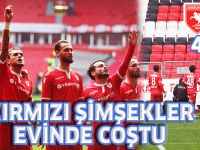 KIRMIZI ŞİMŞEKLER EVİNDE COŞTU