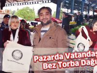 Pazarda Vatandaşlara Bez Torba Dağıttı