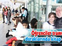Öğrenciler tramvay duraklarında kitap okudu