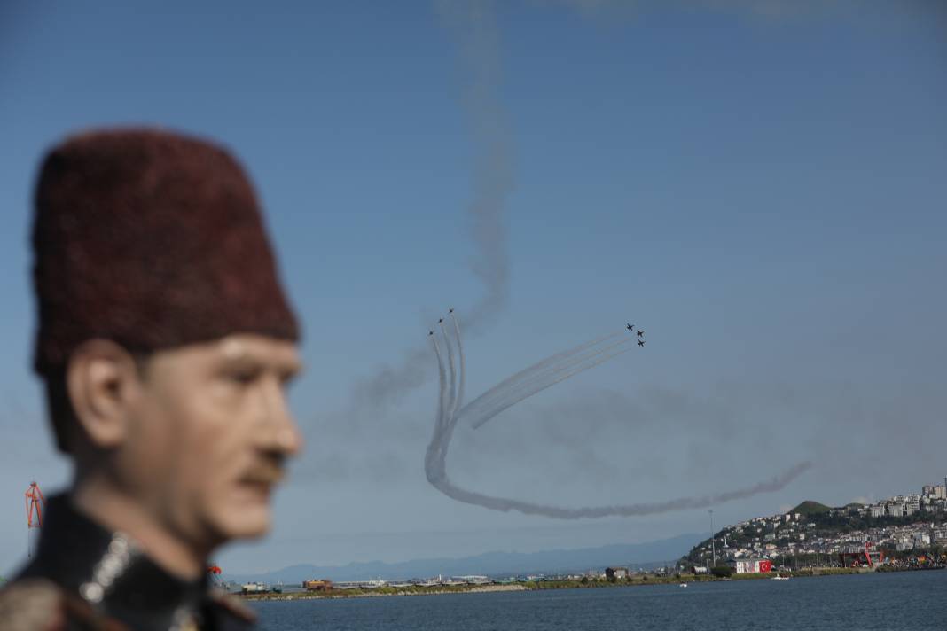 Türk Yıldızları ve SOLOTÜRK, Samsun semalarında gösteri uçuşu yaptı 11