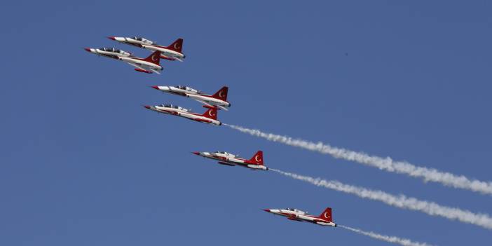 Türk Yıldızları ve SOLOTÜRK, Samsun semalarında gösteri uçuşu yaptı
