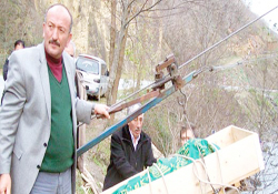 Yol olmayınca cenaze teleferikle taşındı