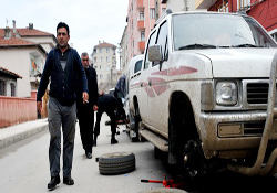 2 alkollü genç 120 aracın lastiğini kesti