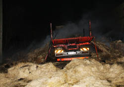 Saman yüklü kamyon yandı