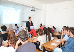 Bilgilerini öğrencilerle karşılaştı