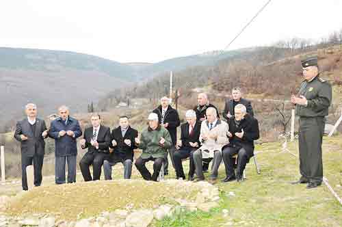 Mezarı başında dua ettiler