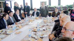 Gazetecilerle kahvaltı