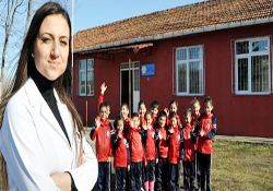 Hem öğrencileri, hem de ailelerini eğitiyor