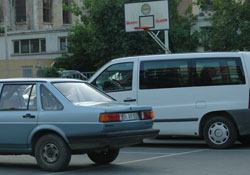 Okul bahçeleri otopark oldu