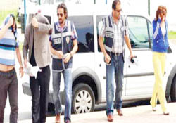 Yarı çıplak yakalandılar