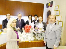 Müşterilerine hediye dağıttı