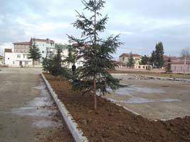 Okul bahçesini düzenlediler