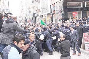 Polisten 'eylemci' avı